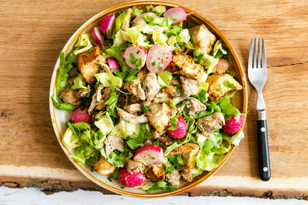 BBQ-Special: Salatteller mit Hähnchen mit gebackenen Radieschen und Kaperndressing