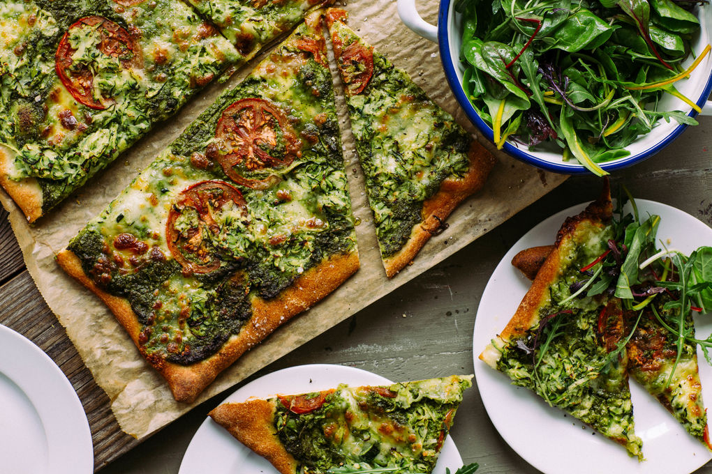 Mozzarella-Pizza mit Spinatpesto und Salat