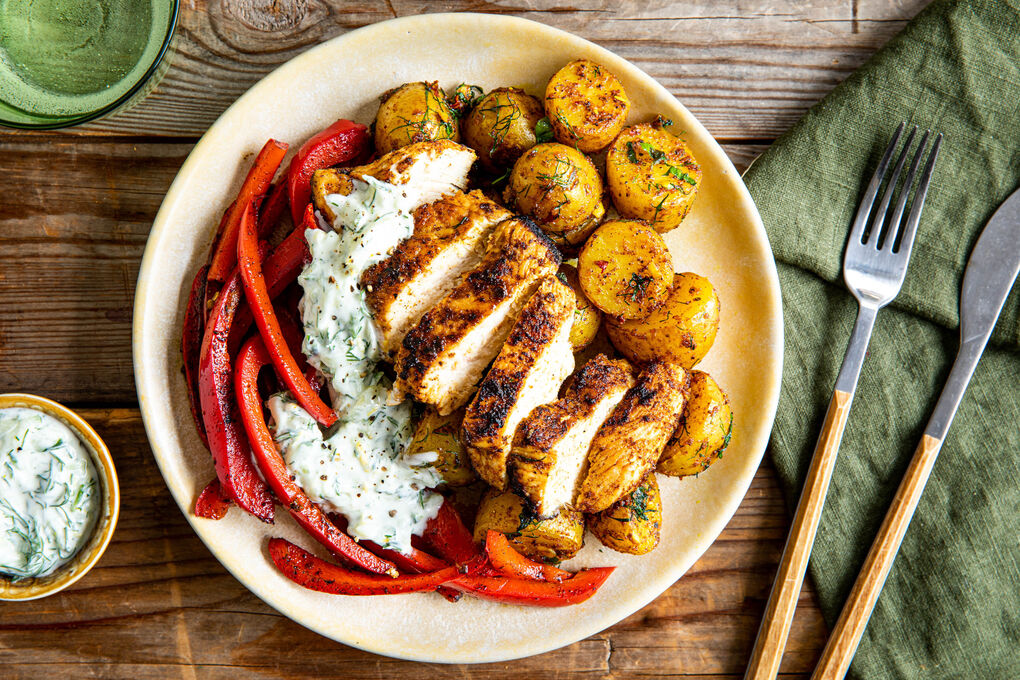 Marokkanische Paprika-Hähnchen-Pfanne dazu zitronige Kartoffeln und Tzatziki