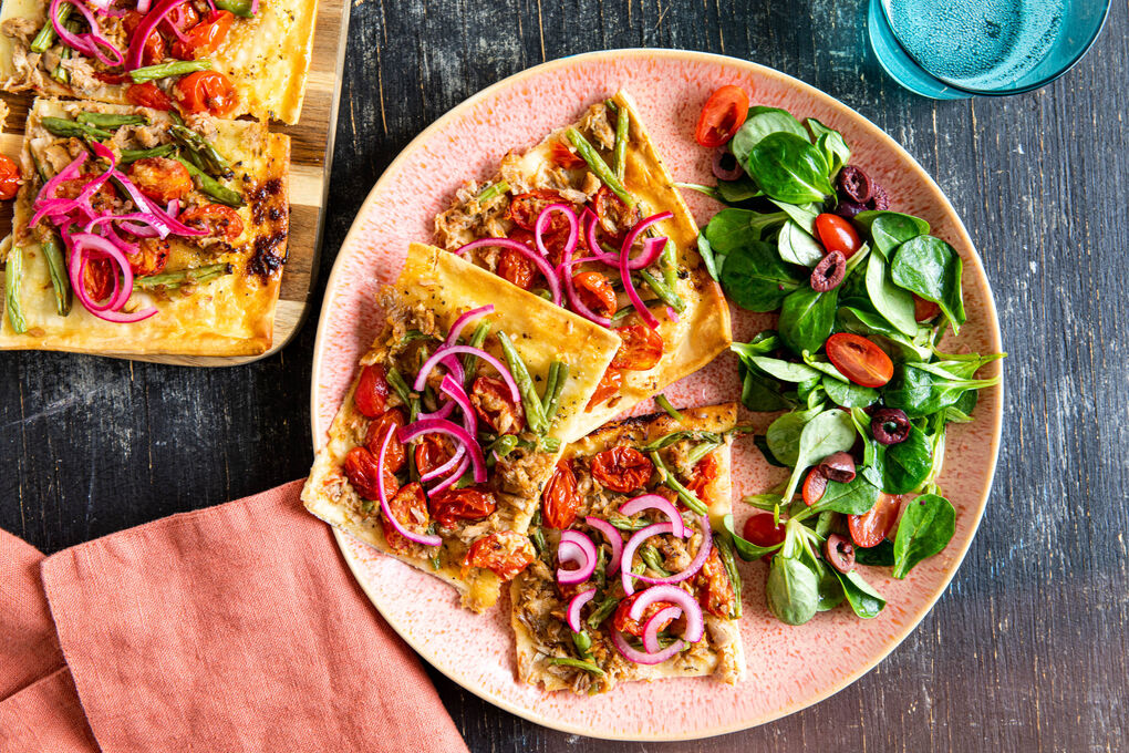 Thunfisch-Flammkuchen niçoise mit grünen Bohnen und Feldsalat
