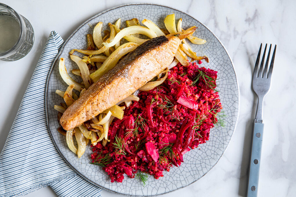 Lachsfilet mit gebratenem Fenchel und Rote-Bete-Kokos-Bulgur