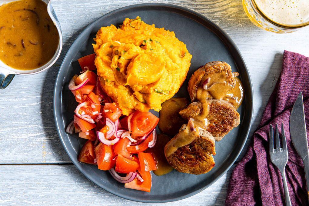 Schweinefilet mit würziger Zwiebelsauce dazu Süßkartoffelstampf und Tomatensalat