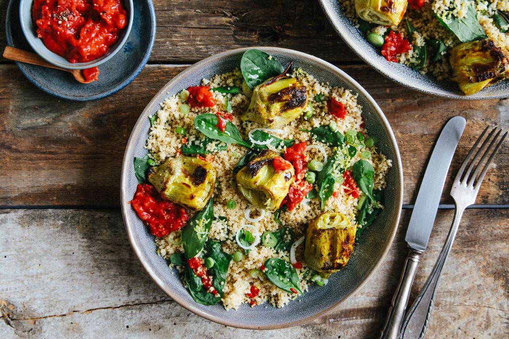 Geröstete Artischocken mit Bulgur und Paprika-Tomaten-Dip