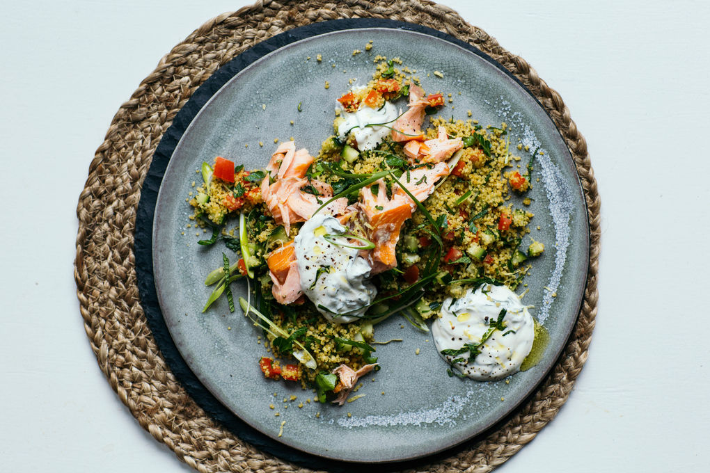 Libanesischer Tabouleh Salat mit Lachsspitzen