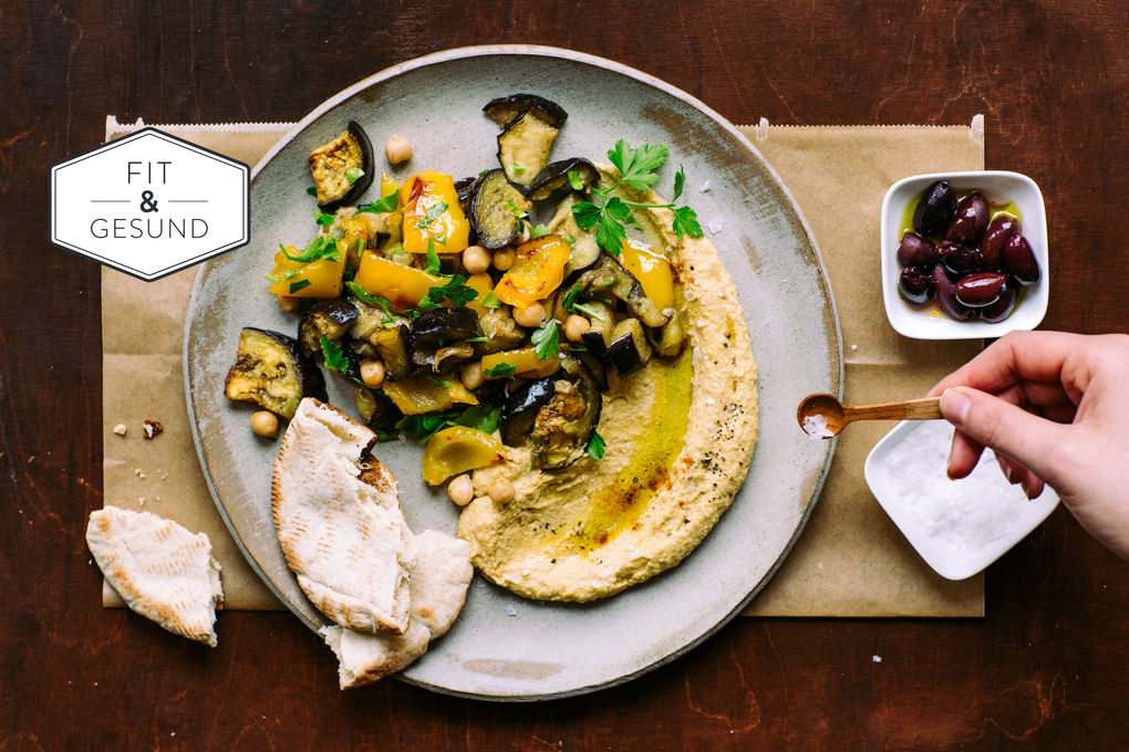 Orientalisches Abendbrot mit Hummus und Grillgemüse