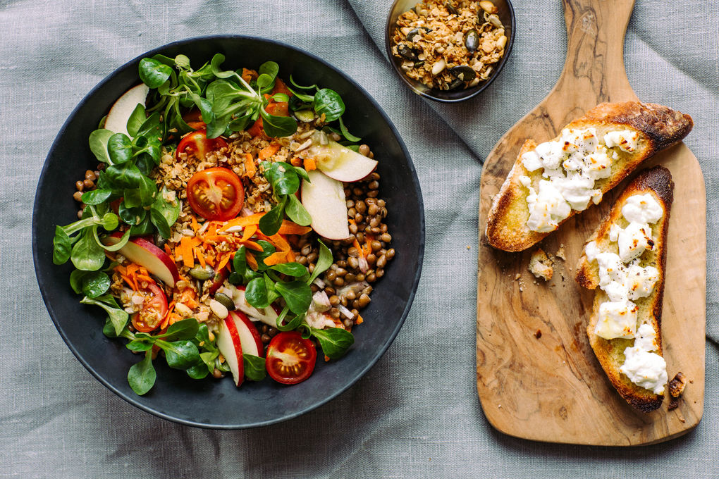 Körniger Feldsalat mit Apfel und gegrillten Ziegenkäsecrostini