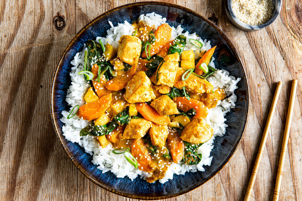 Japanisches Hähnchencurry mit Apfel, Spinat und Reis