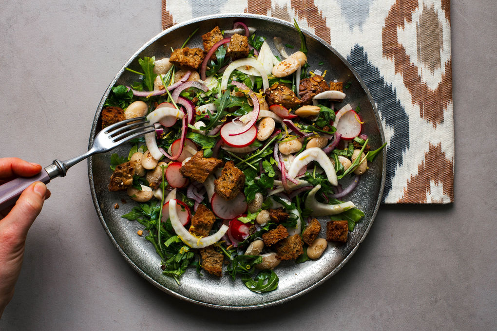Frühlings-Panzanella mit Bohnen und Radieschen