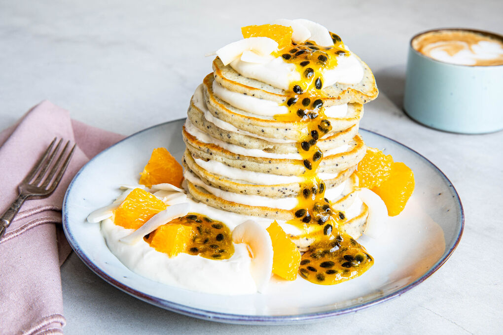 Special: Passionsfrucht-Pancakes serviert mit Joghurt und Kokosflocken