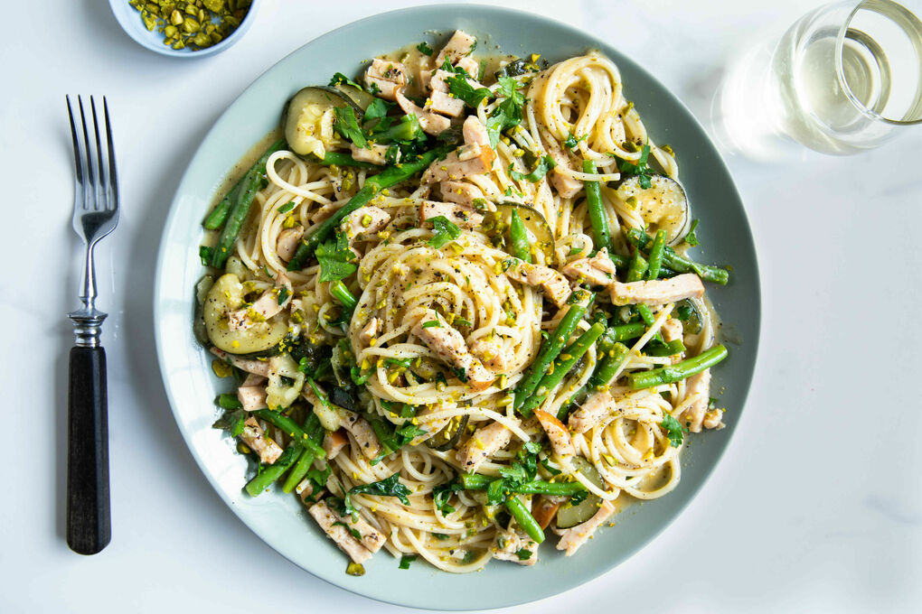 Spaghetti mit geräuchertem Huhn mit Zucchini, Bohnen und Pistazien