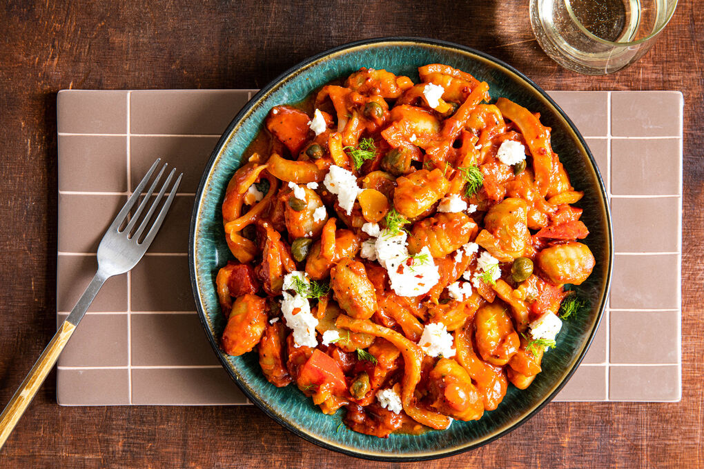 One-Pan-Gnocchi mit Feta in tomatiger Fenchel-Kapern-Sauce