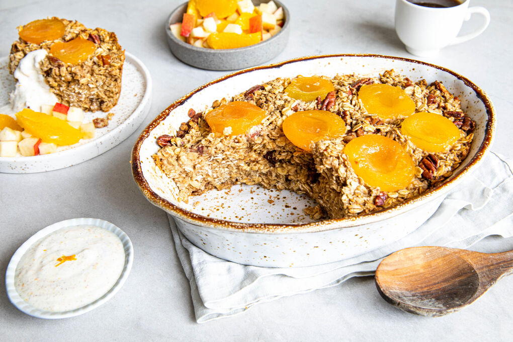 Special: Obstsalat-Haferbrei mit Miso mit Aprikose, Pekannüssen und Joghurt