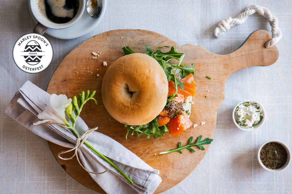 Bagel mit geräuchertem Lachs und Honig-Senf-Sauce