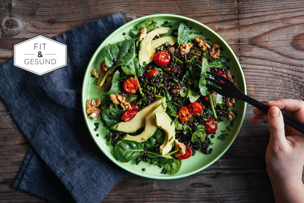 Warmer Linsensalat mit Avocado und Walnüssen