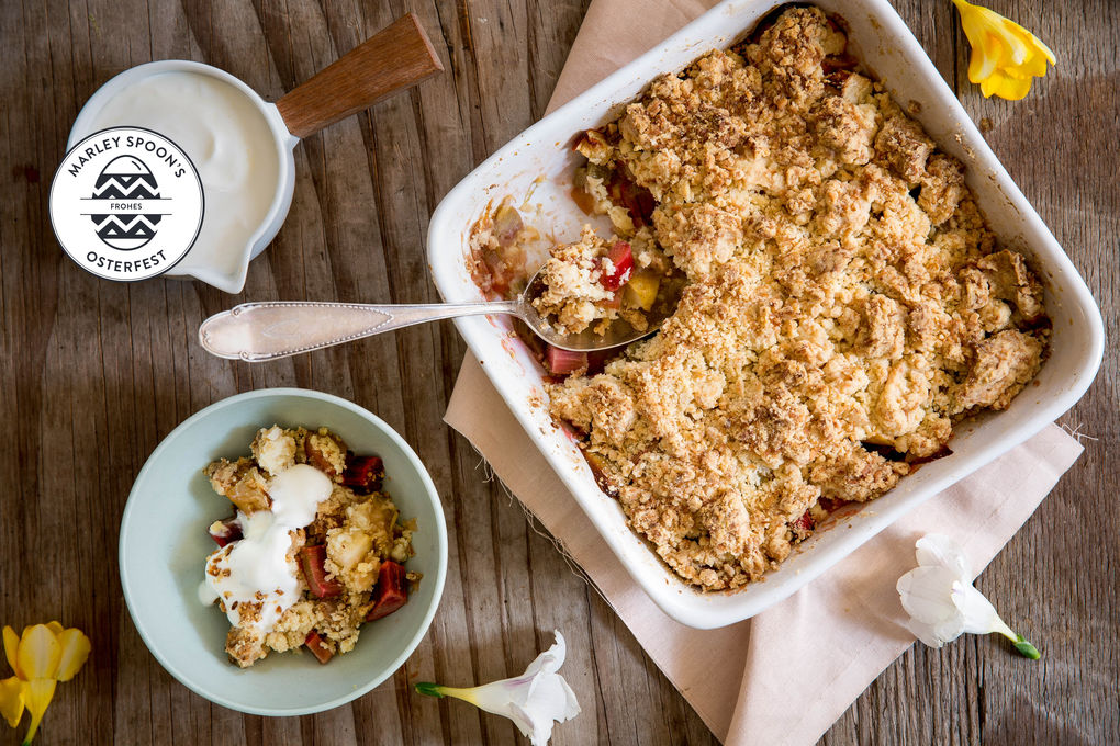 Rhabarber-Apfel-Crumble mit Holunderblüten-Joghurt
