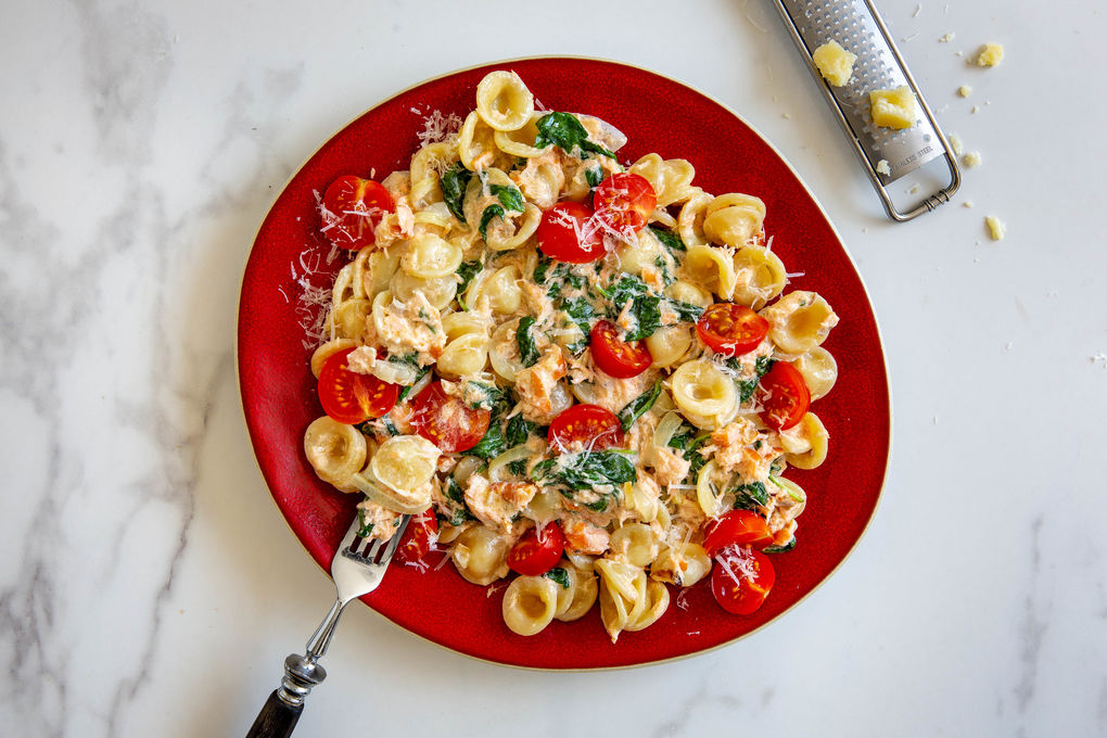 Schnelle Pasta mit Räucherlachs und Spinat