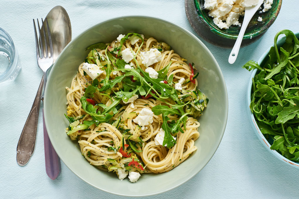 Zitronige Spaghetti mit Zucchini, Feta, Peperoni und Mohn