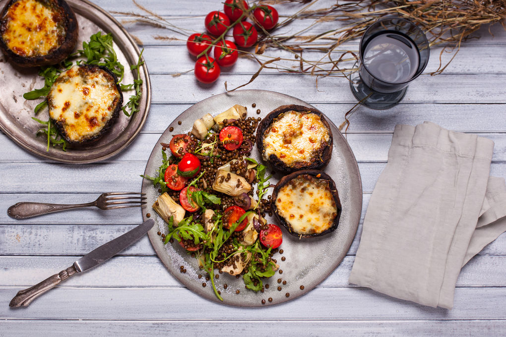 Mediterran gefüllter Portobello-mit zweierlei Käse überbac