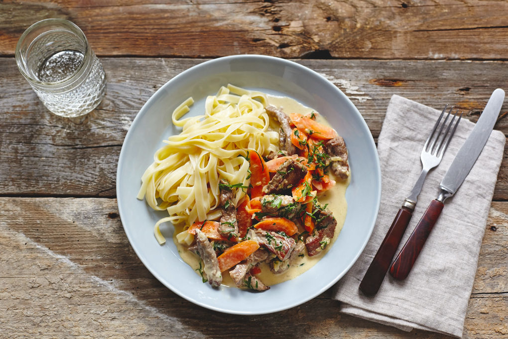 Züricher Rinder-Geschnetzeltes mit Tagliatelle und Karotten