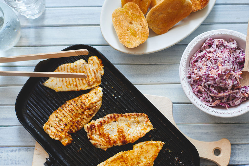 Fruchtiges Hähnchenschnitzel mit blauem Coleslaw und Crostini