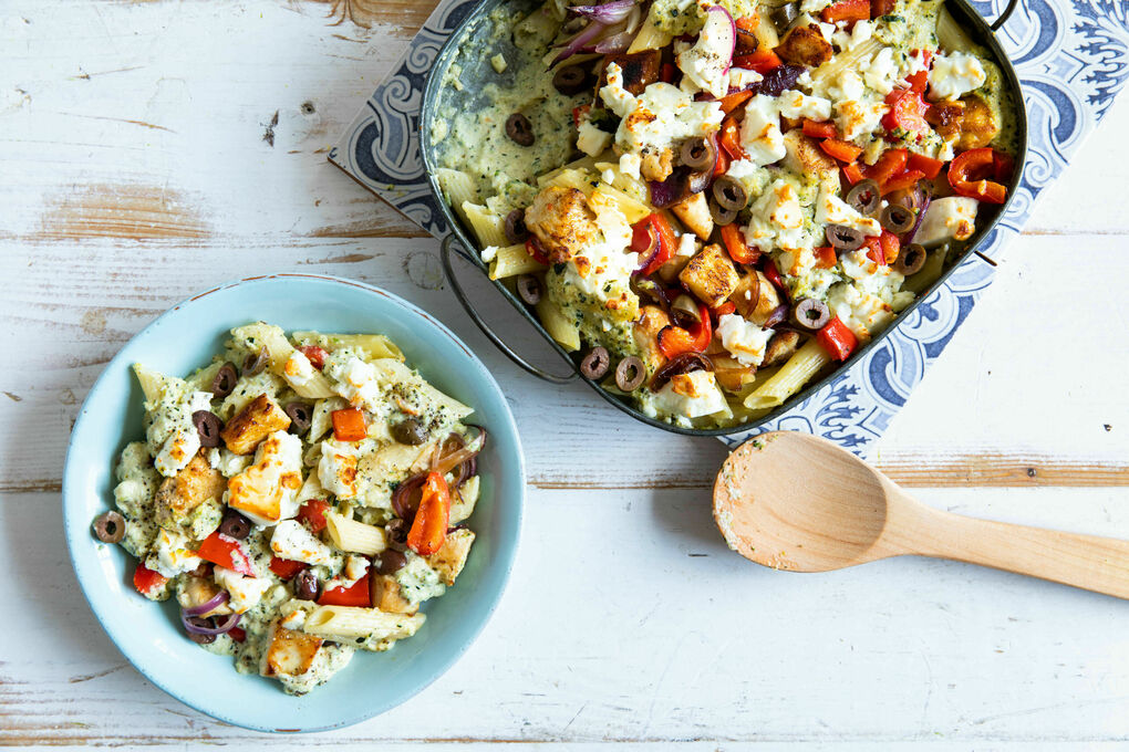 Pasta-Hähnchen-Gratin mit Feta griechische Art mit Paprika und Zucchini