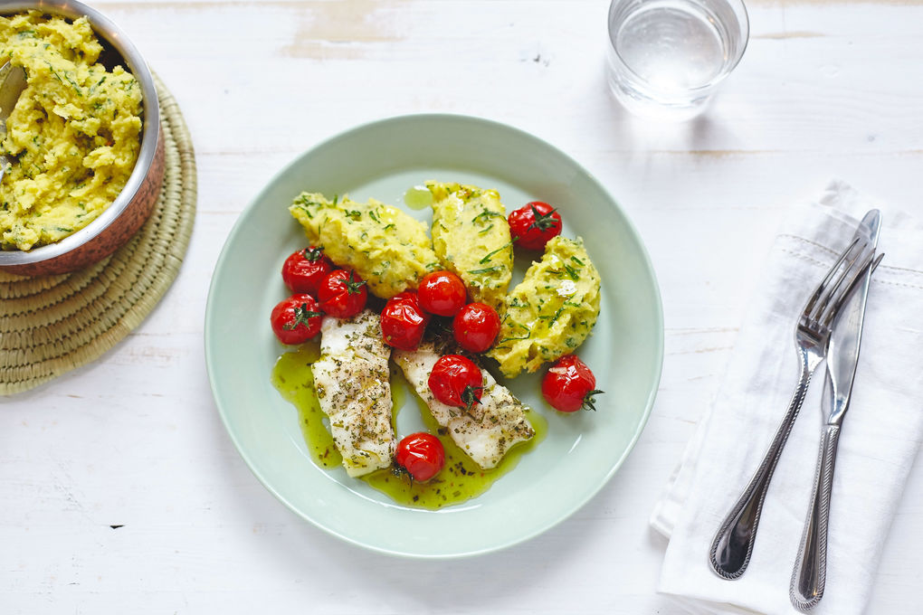 Zarter Kabeljau mit cremiger Polenta und Kirschtomaten