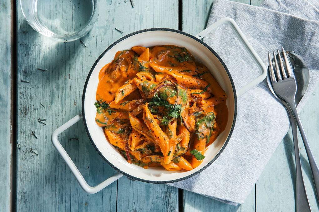 One Pot Pasta mit Mangold und getrockneten Tomaten