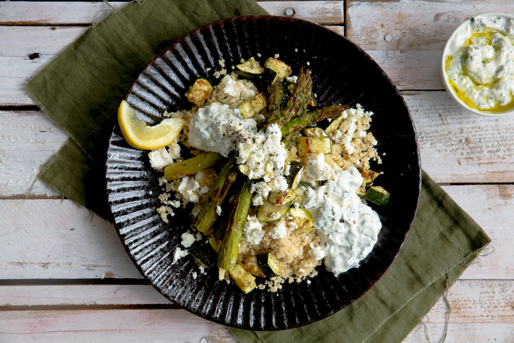 Gegrillter Spargel mit Zucchini und Haselnuss-Couscous
