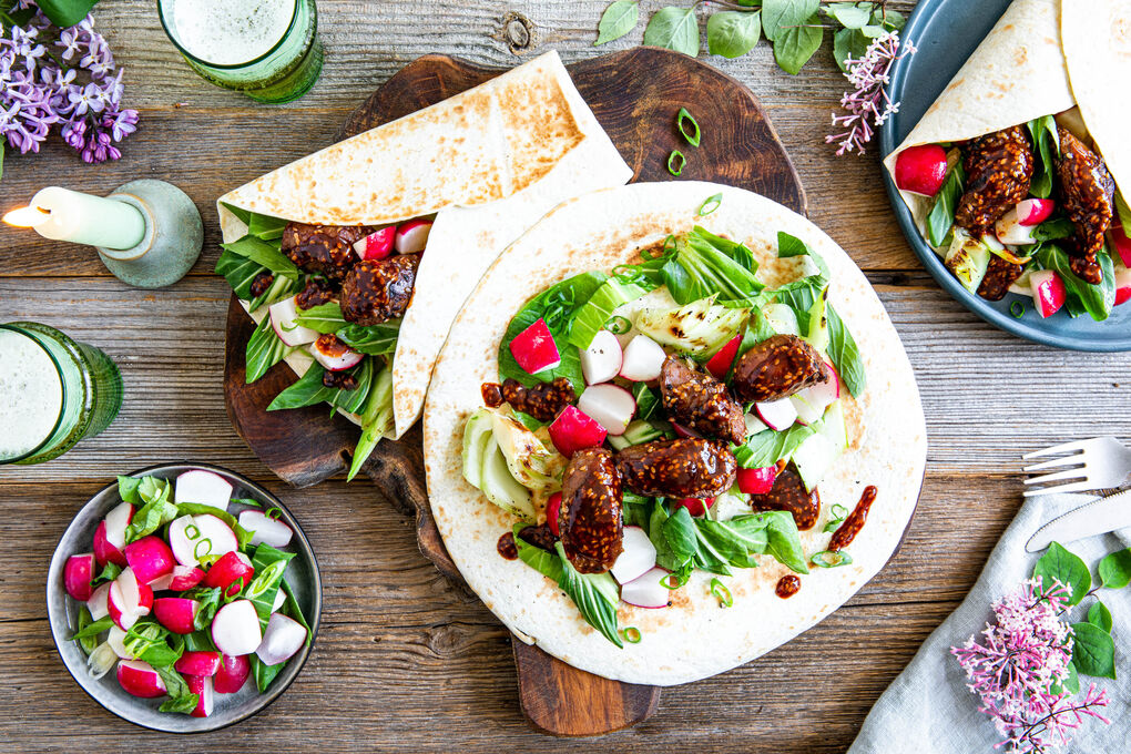 BBQ-Special: Rindswurst-Tacos mit Pak Choi und pikanter Sauce