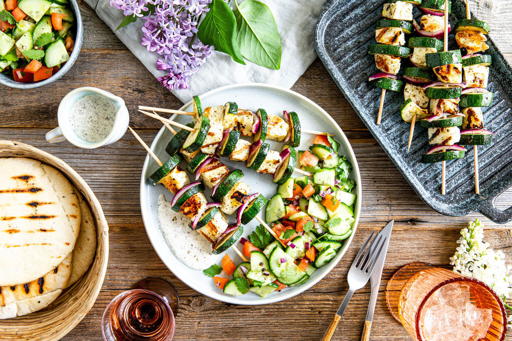 BBQ-Special: Bunte Halloumispieße mit Tomaten-Gurken-Salat und Pitabrot