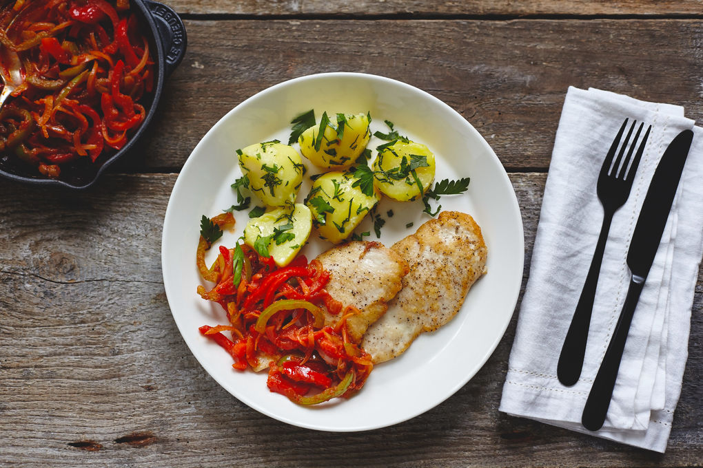 Zartes Hühnchenschnitzel mit Letscho und Kartoffeln
