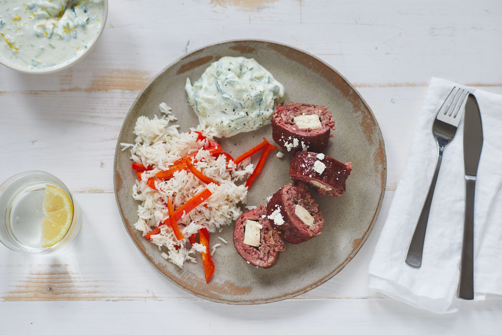 Cremig gefüllter Hackbraten mit Tzatziki und Paprika-Reis