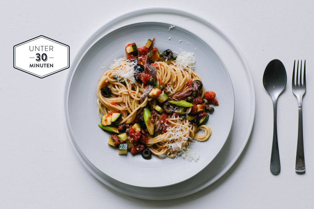Spaghetti alla Puttanesca mit schwarzen Oliven