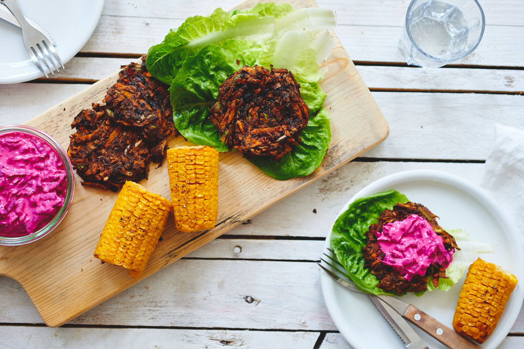 Süßkartoffel-Bohnen-Pattie mit Mais und Rote-Beete-Salsa