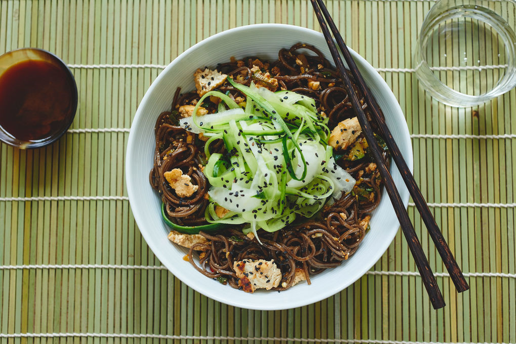 Tofu süß-sauer mit Sobanudeln und knackigem Gemüse