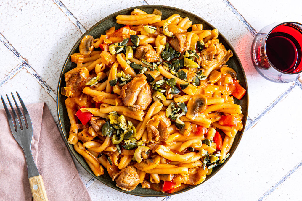 One-Pot-Pasta mit Hähnchen und würzigem Oliven-Kürbiskern-Topping