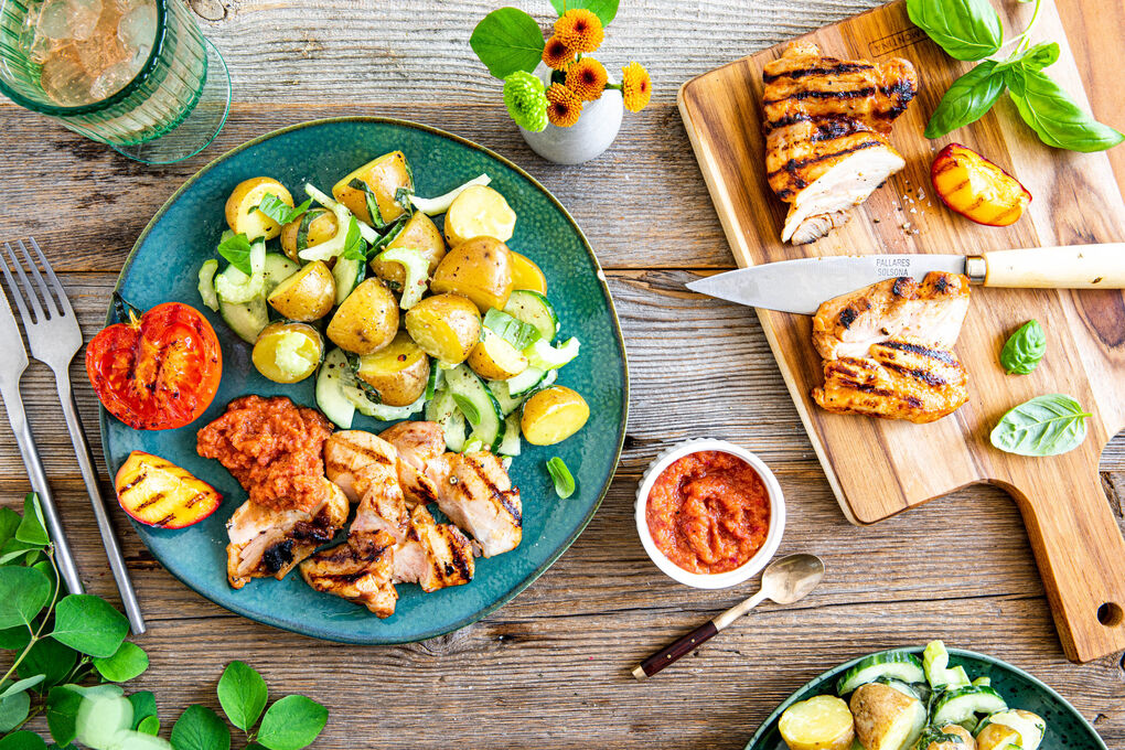 BBQ-Special: Rauchiges Paprika-Hähnchen mit Nektarinen-BBQ-Sauce und Kartoffelsalat