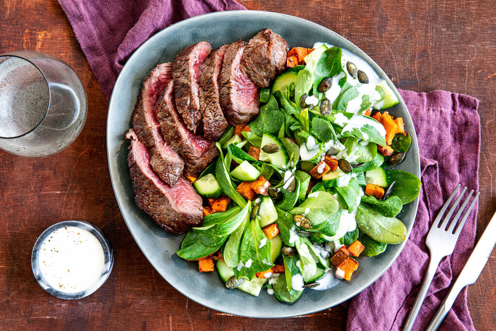 Zartes Rindersteak auf Feldsalat mit Süßkartoffel und Käse-Joghurt-Dressing