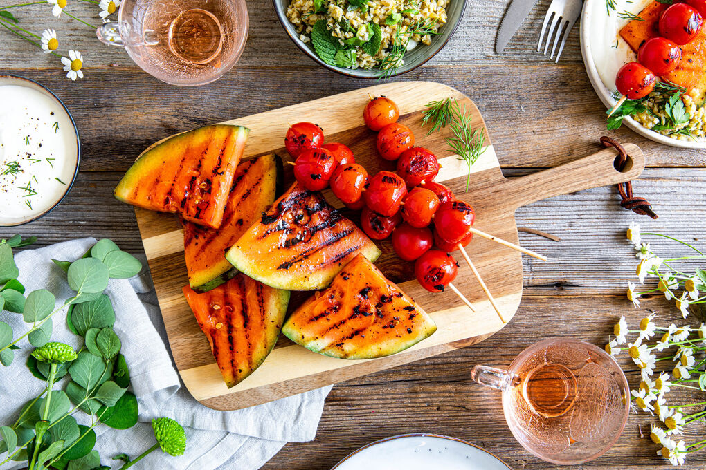 BBQ-Special: Wassermelone & Kirschtomaten an Kräuterbulgur und abgetropftem Joghurt