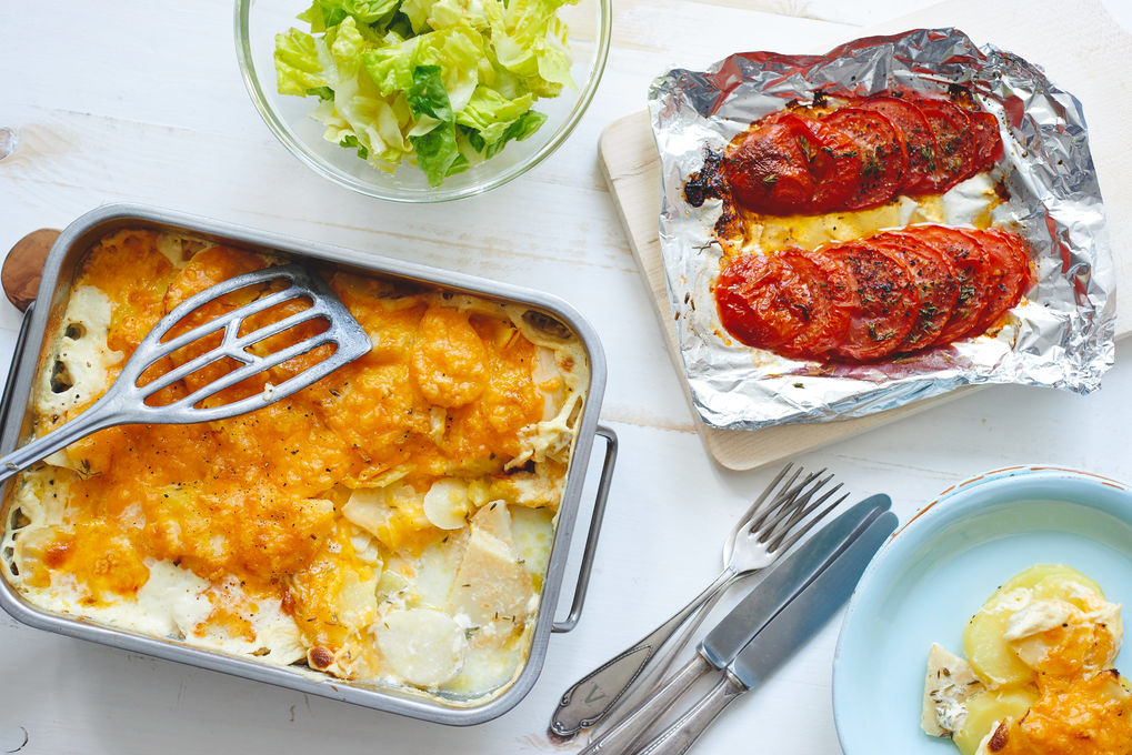 Knuspriges Gratin mit Ofen-Tomaten und Salat