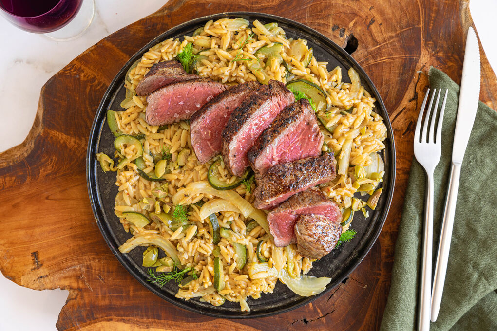 Zartes Rindersteak auf Fenchel-Risoni mit Oliven