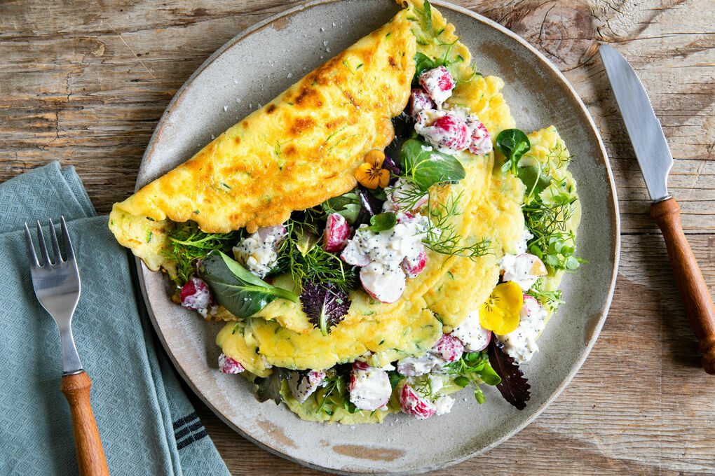 Zucchini-Crêpes mit Ziegenfrischkäse und Radieschen, dazu Salat mit Wildkräutern