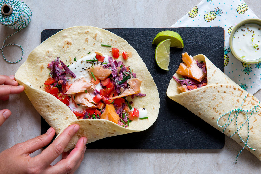 Frische Räucherlachs-Tortillas mit Karottensalat und Limettensauce