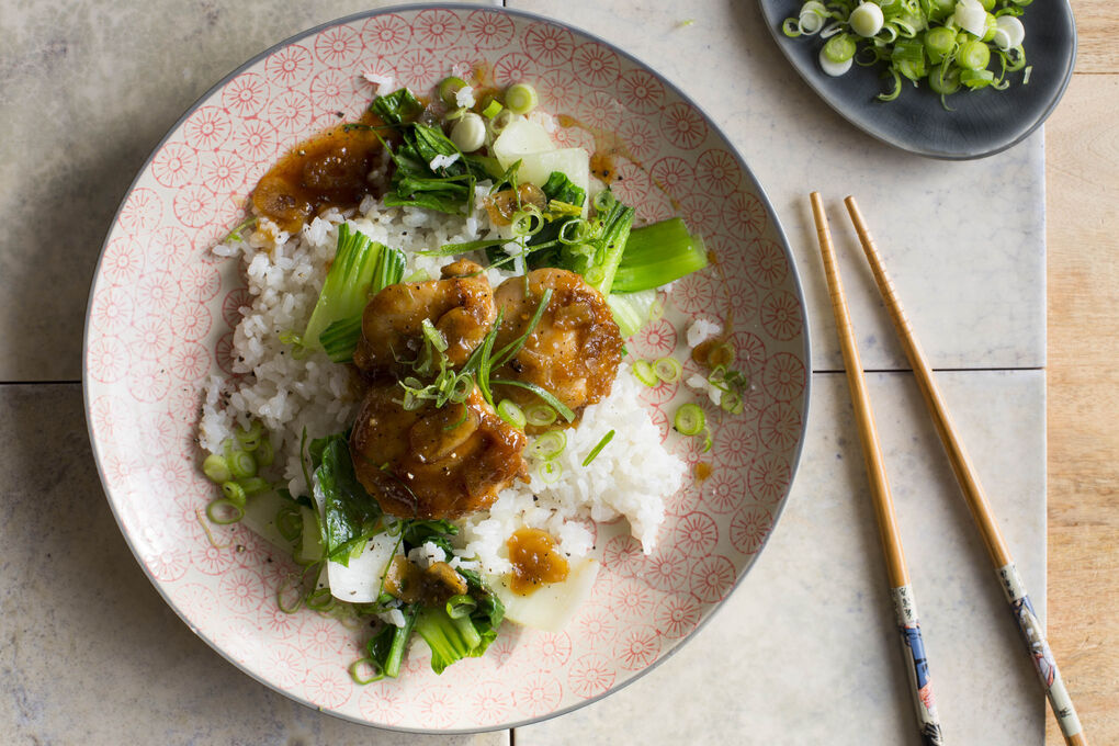 Karamellisiertes Hähnchen mit gedämpftem Pak Choi und Sushireis
