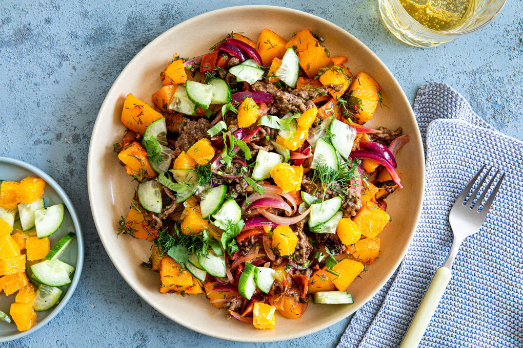 Kartoffel-Hack-Pfanne libanesische Art dazu erfrischender Orangen-Gurken-Salat