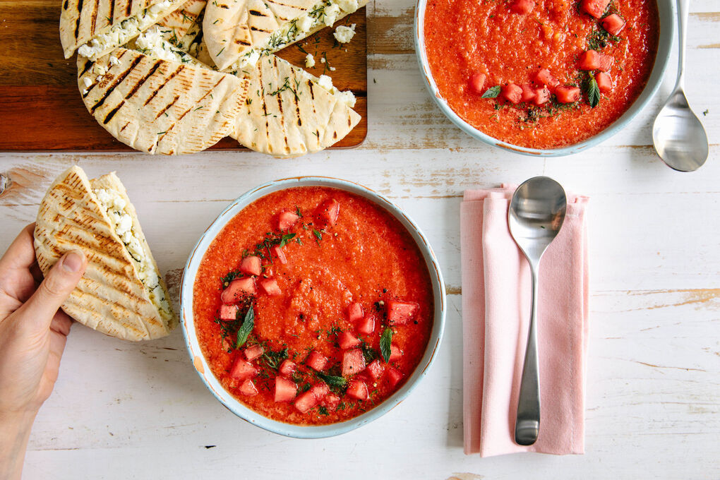 Erfrischende Melonengazpacho mit gegrilltem Feta-Kräuter-Brot