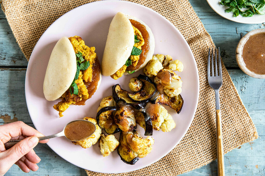 Baos mit frittiertem Hähnchen mit Dattelchutney und Röstgemüse