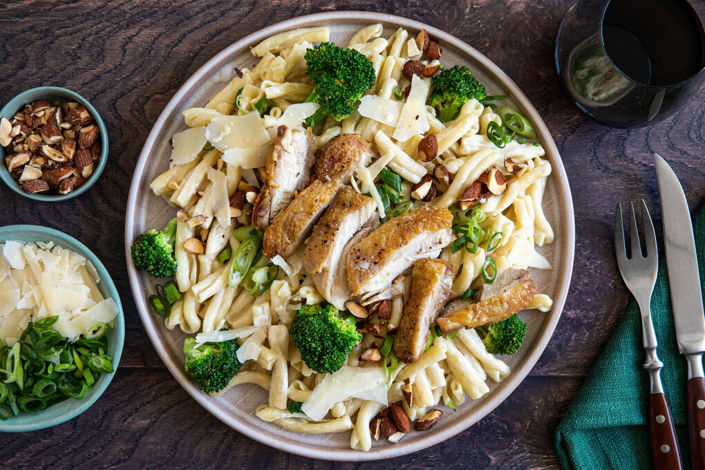 Knusprig-zartes Hähnchen mit Mandeln auf cremiger Pasta mit Brokkoli