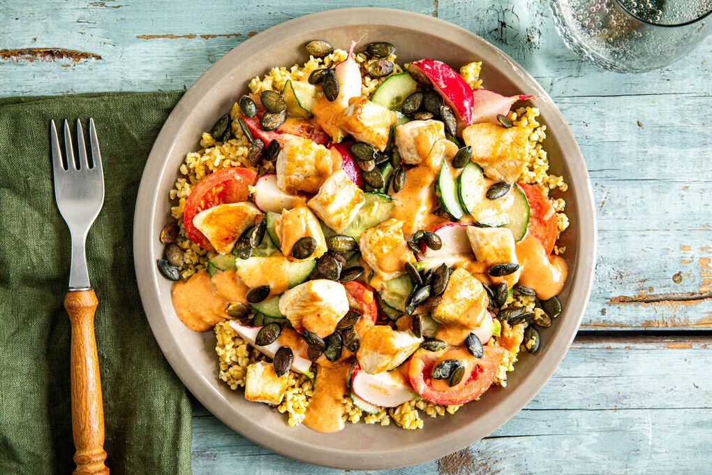 Hähnchen mit Kürbiskernen auf Bulgur mit Tahini-Sriracha-Dressing