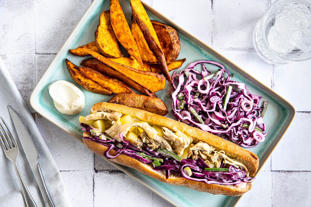 Pulled Chicken Sandwich mit Apfelsauce dazu rauchige Süßkartoffeln und Rotkohlsalat